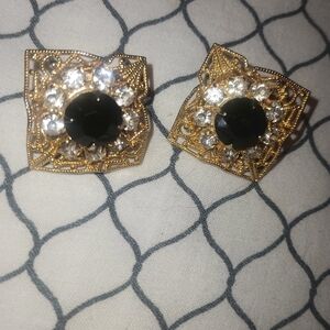 vintage gold toned,black gem,earings,detailed